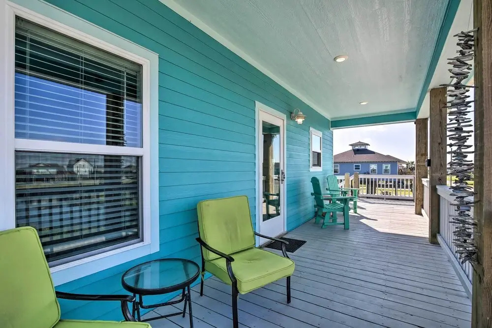 Walk to Shore: Crystal Beach Home w/ Deck + Grill!