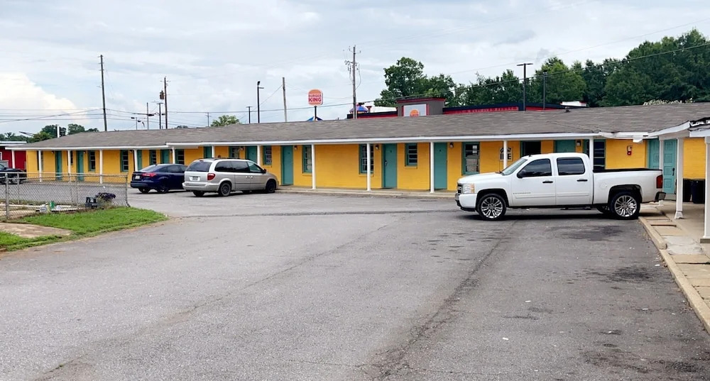 LAMPLIGHTER INN