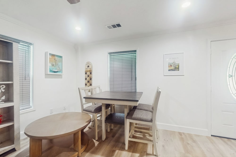 3BR Coastal Home w/ Coastal Design- Steps to Sand