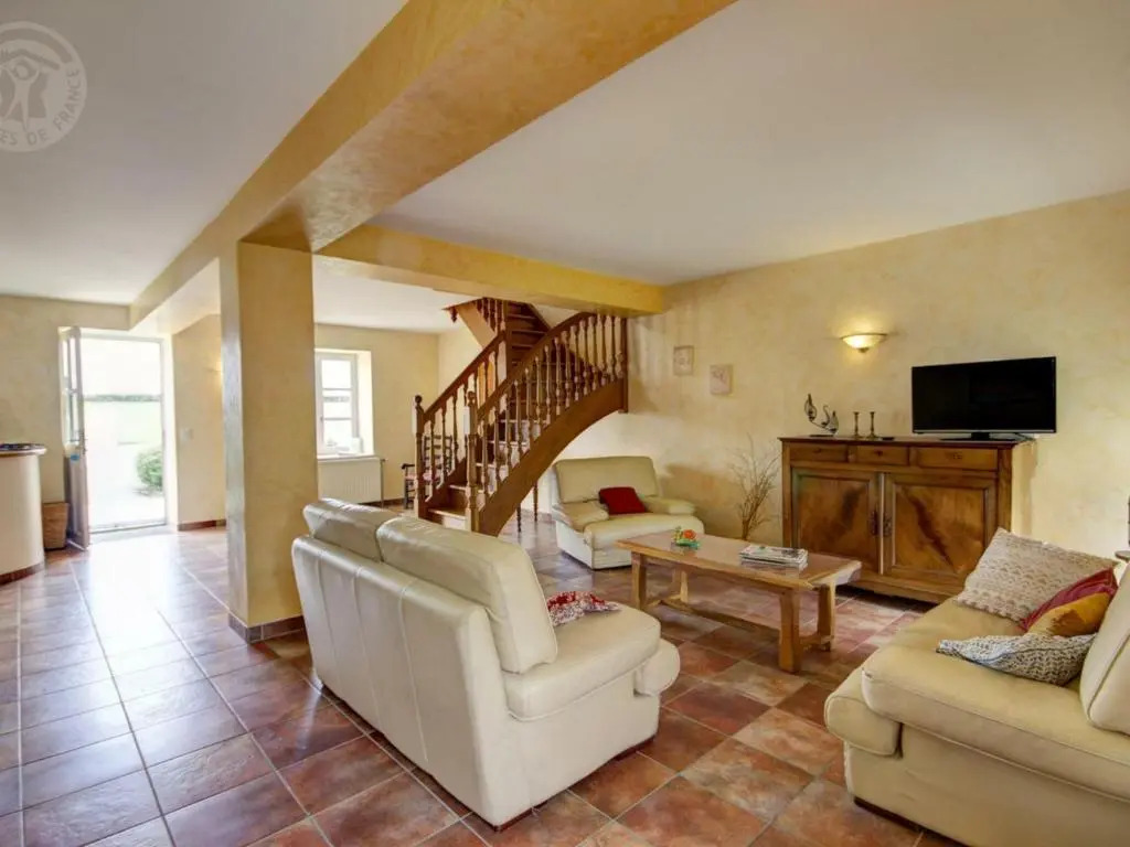 Maison spacieuse avec piscine chauffée, 4 chambres à Chalain-le-Comtal - FR-1-496-48