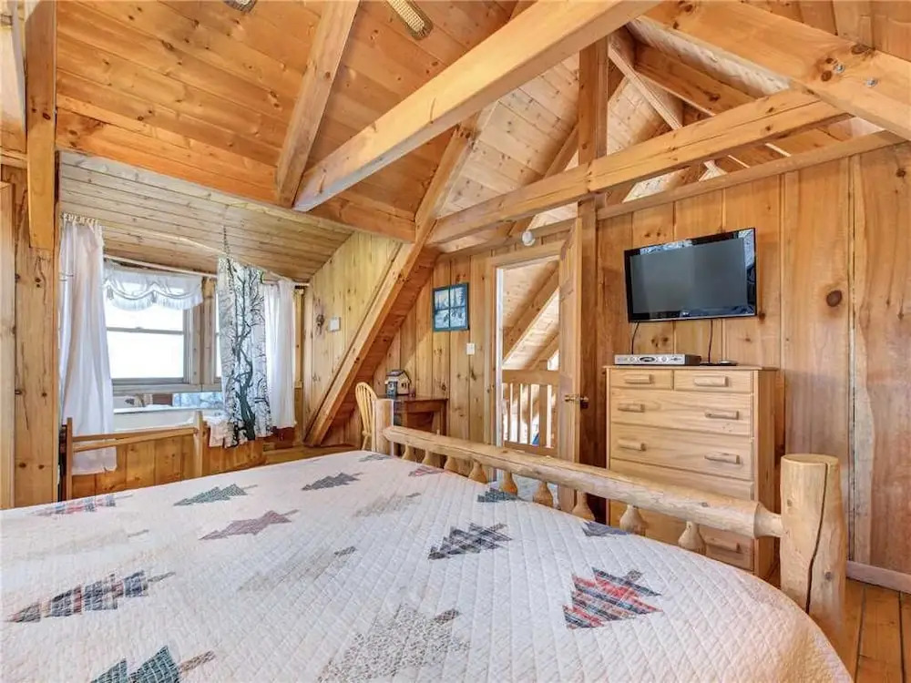 Bear Cave Haus  2 Bedroom Home with Hot Tub