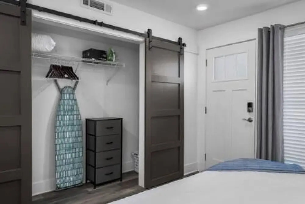 Clean and Cozy - King Bed - Close to Everything