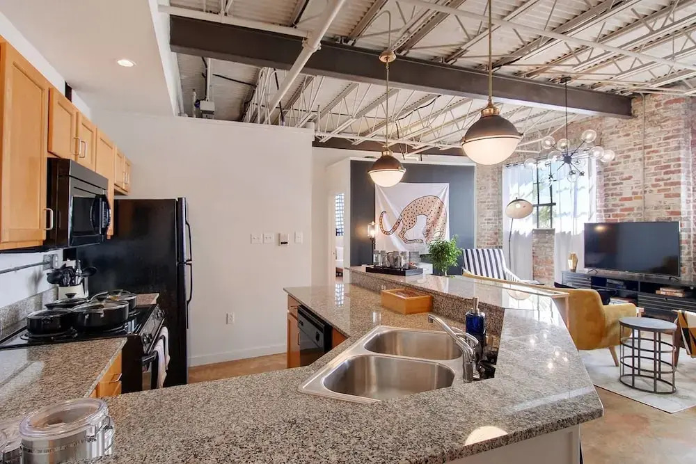 Stylish 2br/2ba Apt in Warehouse District by Domio