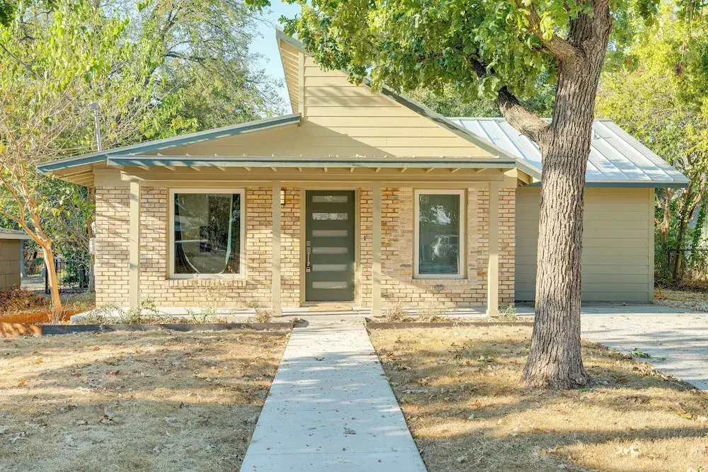 4 Mi to UT Austin: Bright & Modern Family Home