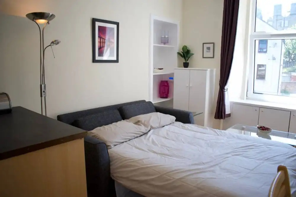 Fantastic 2 Bedroom Holyrood Apartment