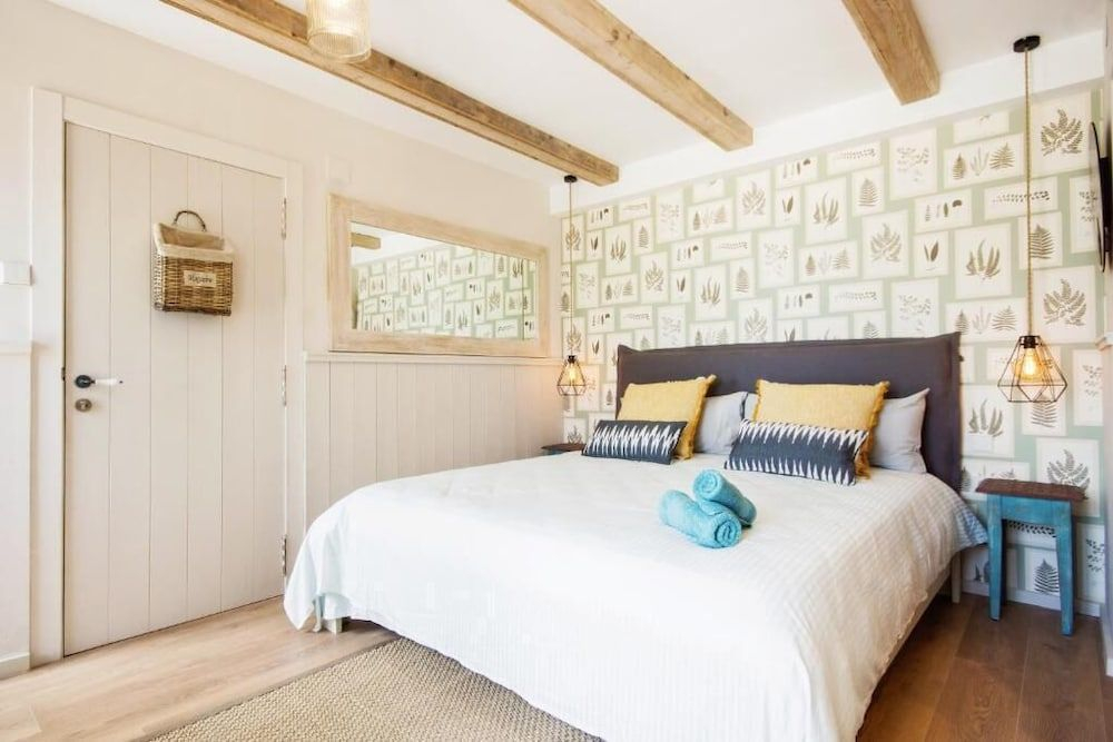 The Beach House Studios & Suites