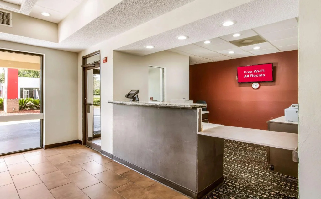 Red Roof Inn & Suites