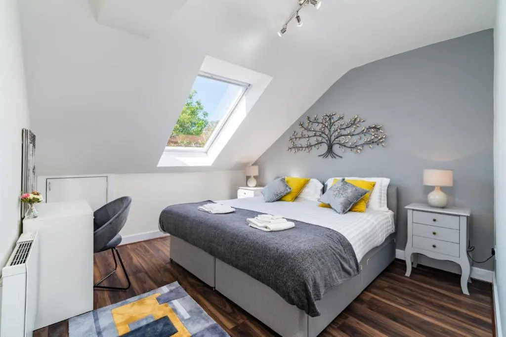 Beautiful Flat Town Centre 55 inch Smart TV + Netflix