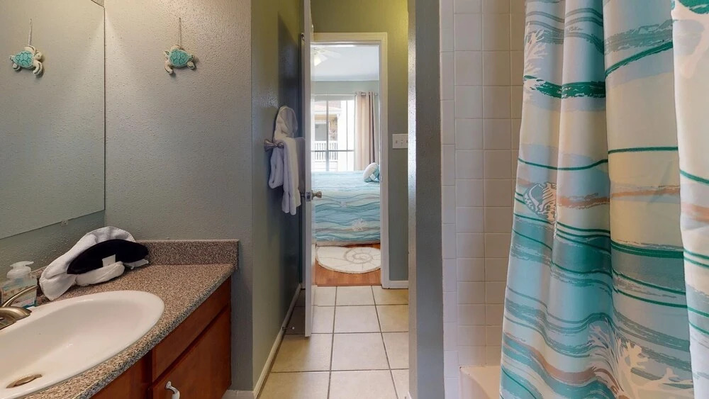 Sea-turtle 302 - Lovely 2br Beach Condo With Resort Amenities! Walk To Beach! 2 Bedroom Condo by Redawning