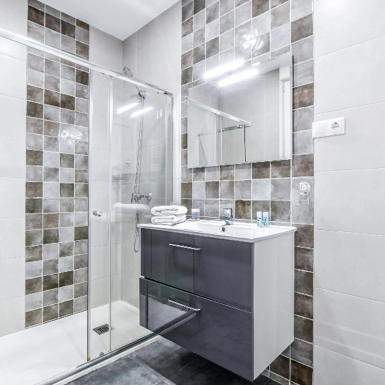 Retiro V in Madrid with 4 bedrooms and 2 bathrooms