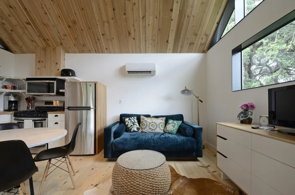 1BR SoCo Treehouse Studio by RedAwning
