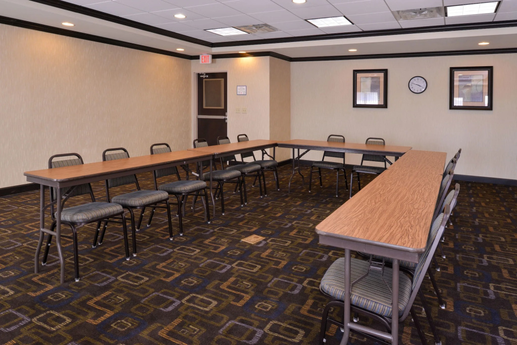 Holiday Inn Express & Suites Fairmont by IHG