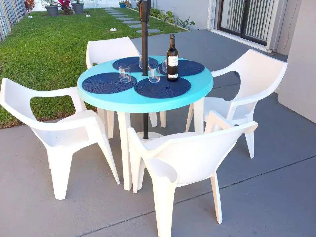 Private designer 8 room art getaway 2 Br-2Ba Full Kitchen Barbecue Patio 2min to beach