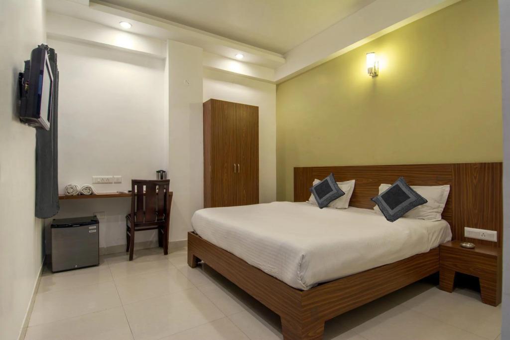 Hotel Metropolitan Near Sindhi Camp