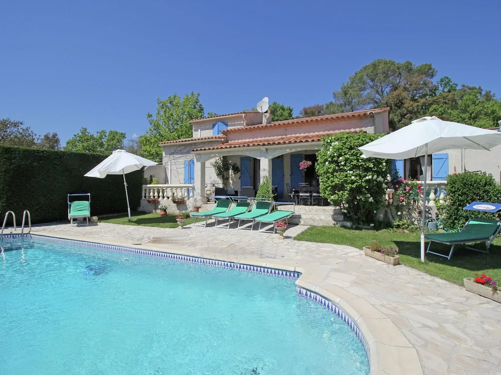 Villa in Bagnols with Pool & Near Nature Parks