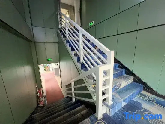 Blue Whale Business Travel Hotel (Xinjiang Agricultural University)