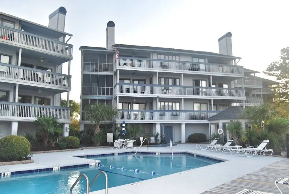 Hermitage 1g 2 Bedroom Condo by RedAwning