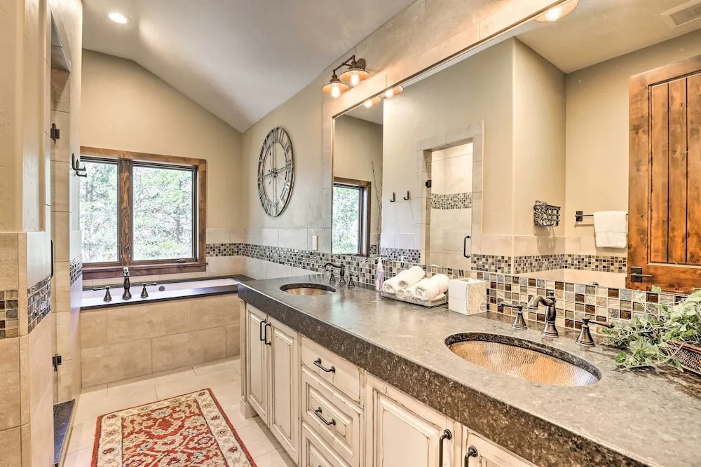 Walk to Lift: Luxe Villa w/ Hot Tub in Copper Mtn
