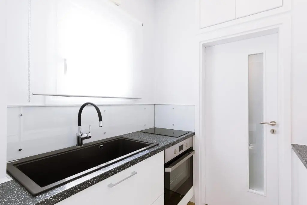 Minimal apartment on the shadow of the Acropolis