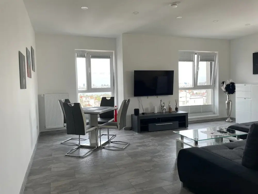 Lakeview 2 Room Penthouse Rooftop W15