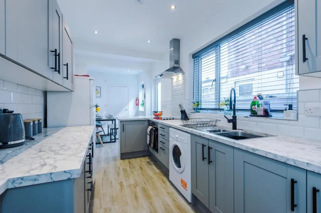 Spacious 4-bed house in Crewe by 53 Degrees Property, ideal for Business & Contractors, Great Location - Sleeps 8