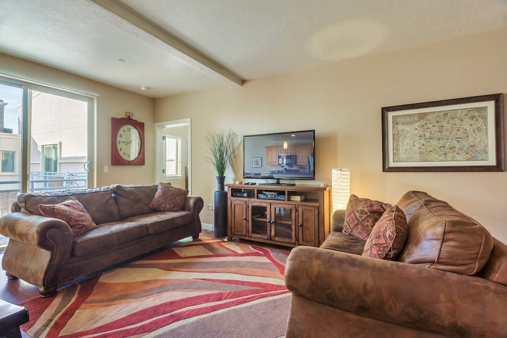 Downtown Condo by the Convention Center