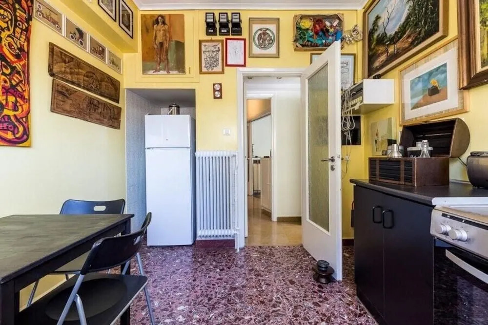 Central apartment with 5 bedrooms near the metro