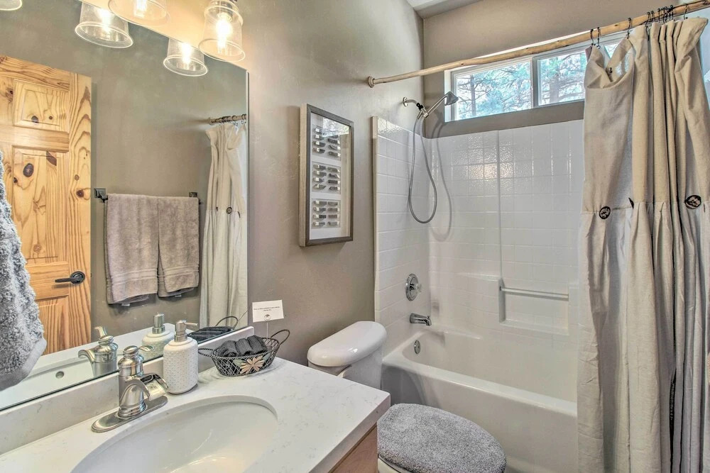 Wooded Hideaway! Spacious Show Low Log Cabin