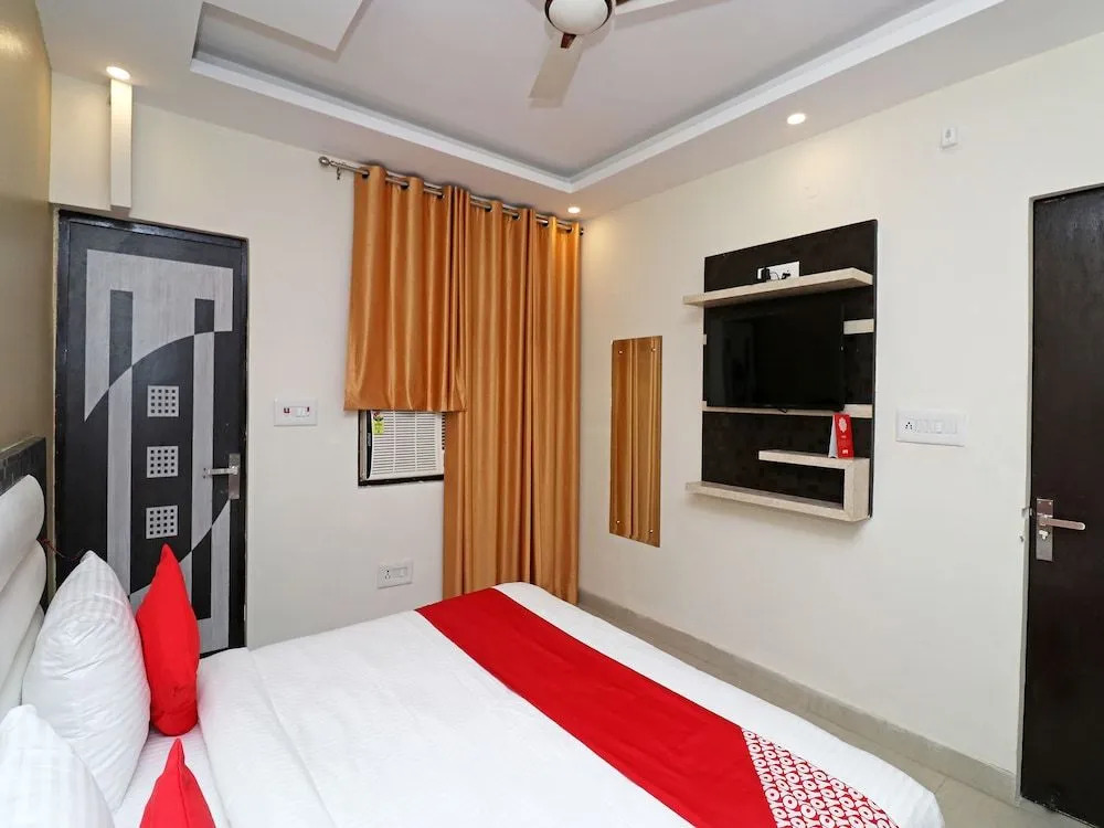 OYO 25130 Hotel Royal Inn