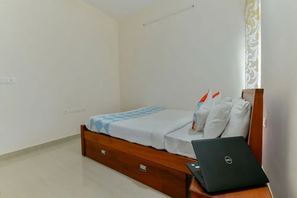 OYO 18602 Home Spacious Stay Near Lulu Mall