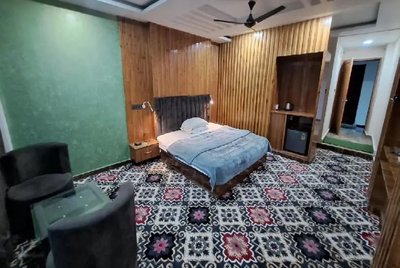 Oyo 29237 Hotel Rajveer