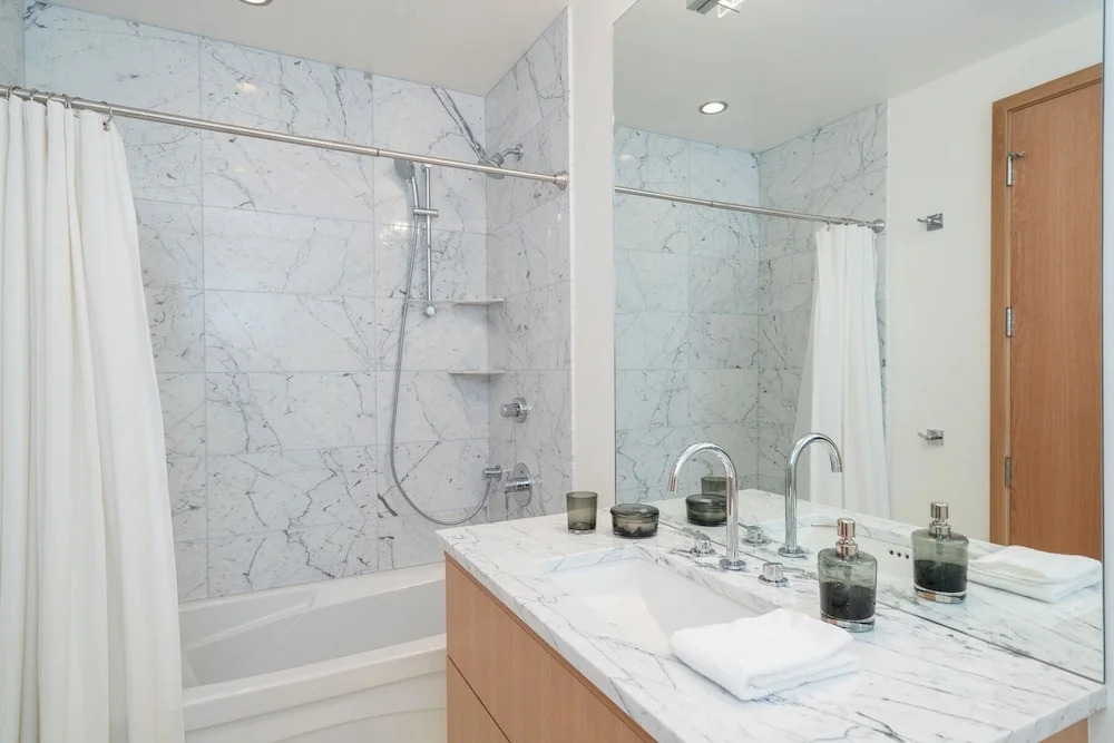 Luxury Townhome On Depot, 3 Mins Walk To Main St Gondola, Heated Garage, Private Roof Top Hot Tub, townhouse