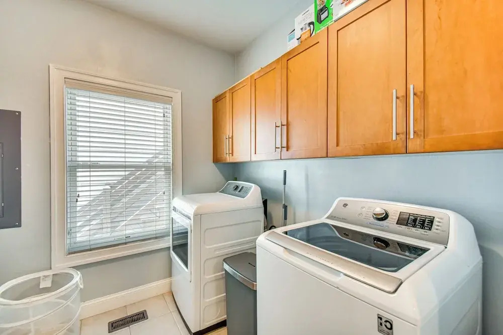 Inviting Norfolk Family Retreat: 1 Block to Beach!