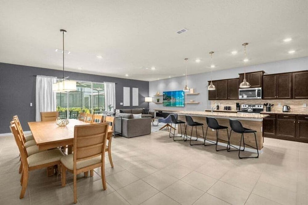 10 Bedroomss/ Windsor Island Home