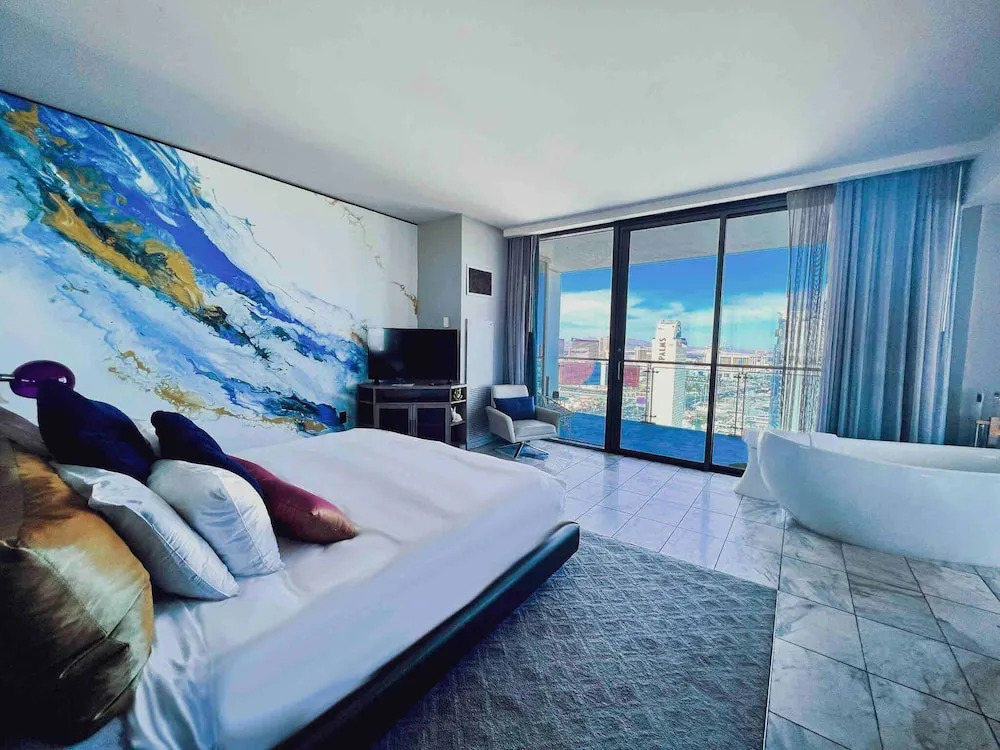 Panoramic Strip Views Open Balcony Free Parking High Floor Sleeps 4
