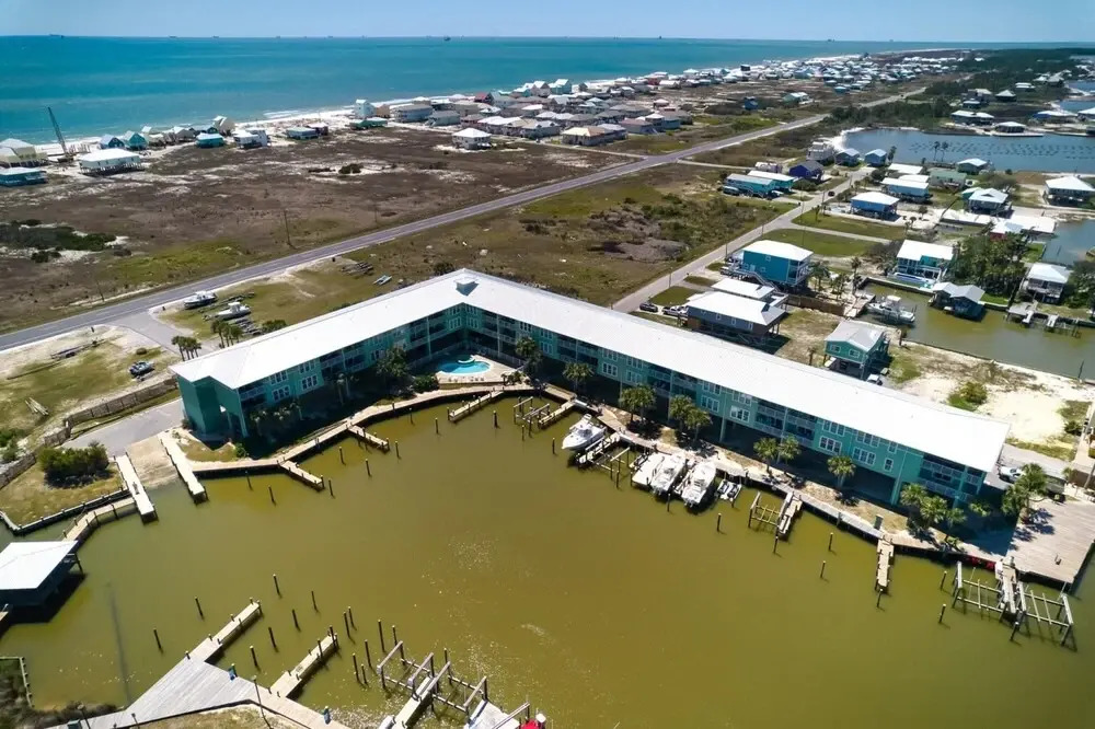 Bayfront Spacious Condo for Boat Lovers and Steps to White Sands of Fort Morgan