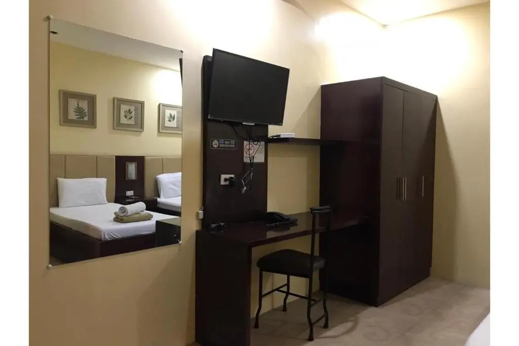 OYO 762 Laurien Hotel