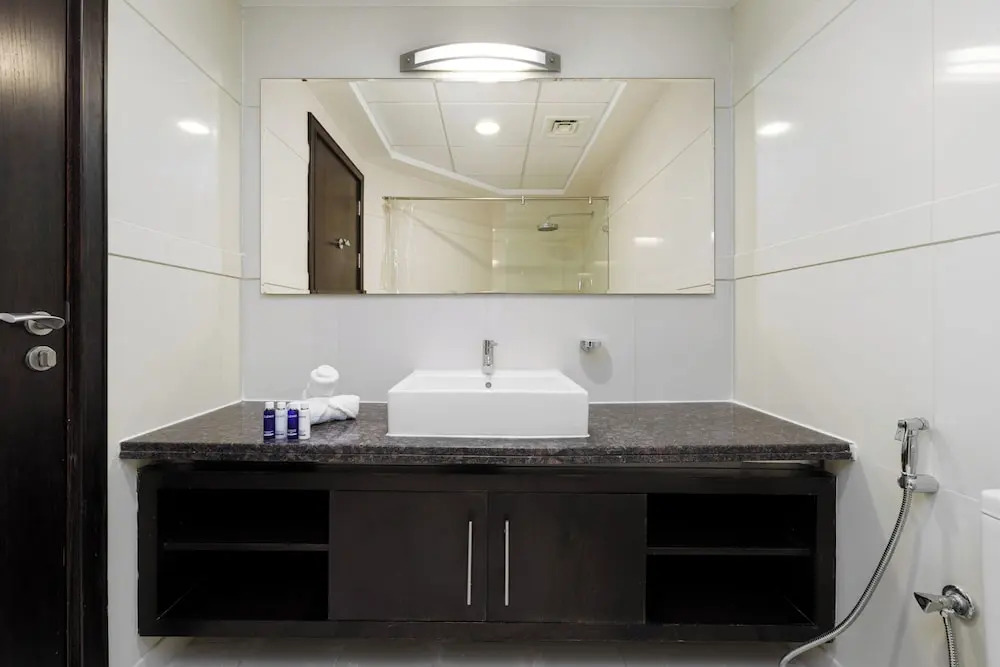Maison Privee - Urban Apt in Dubai Marina w/ Partial Sea Views