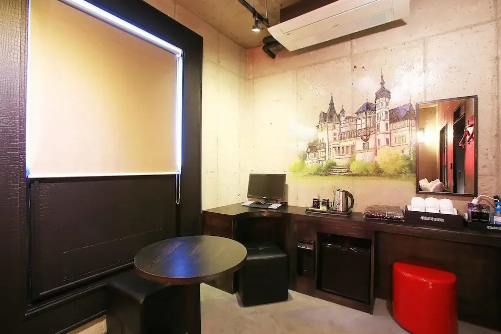 Yeongdeungpo Chateau Hotel