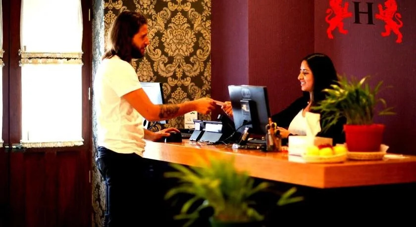 Hotel Leones