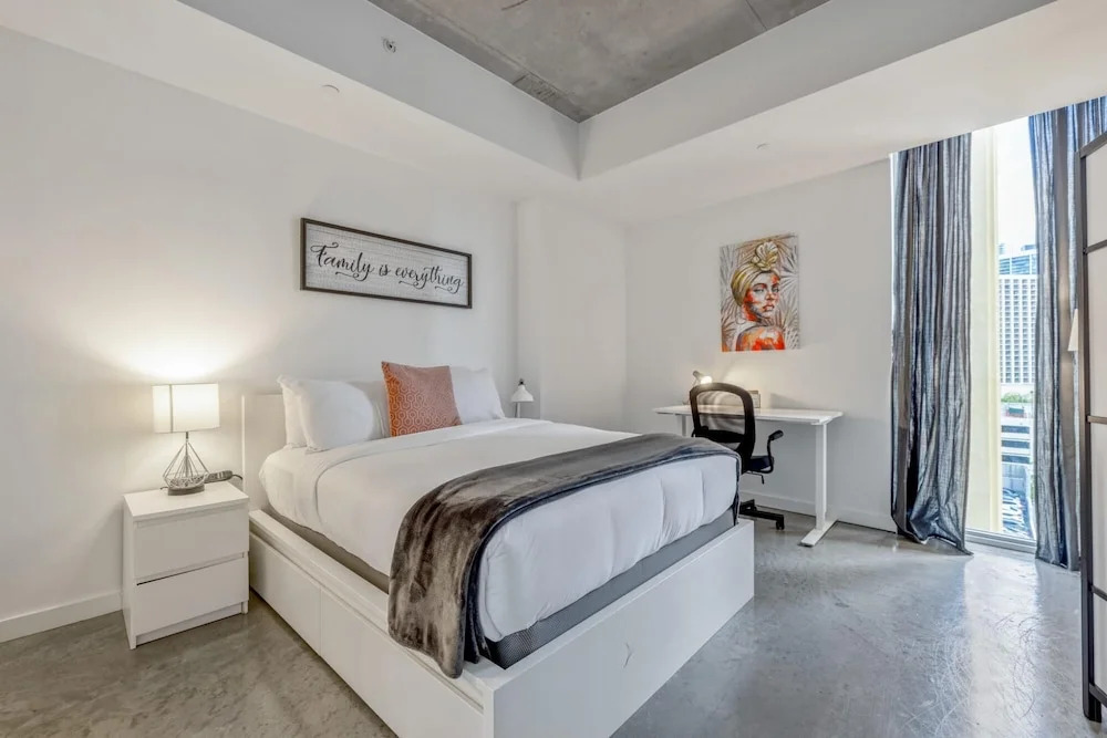 Cozy Downtown Pad- Luxe Rooftop Pool gym and More