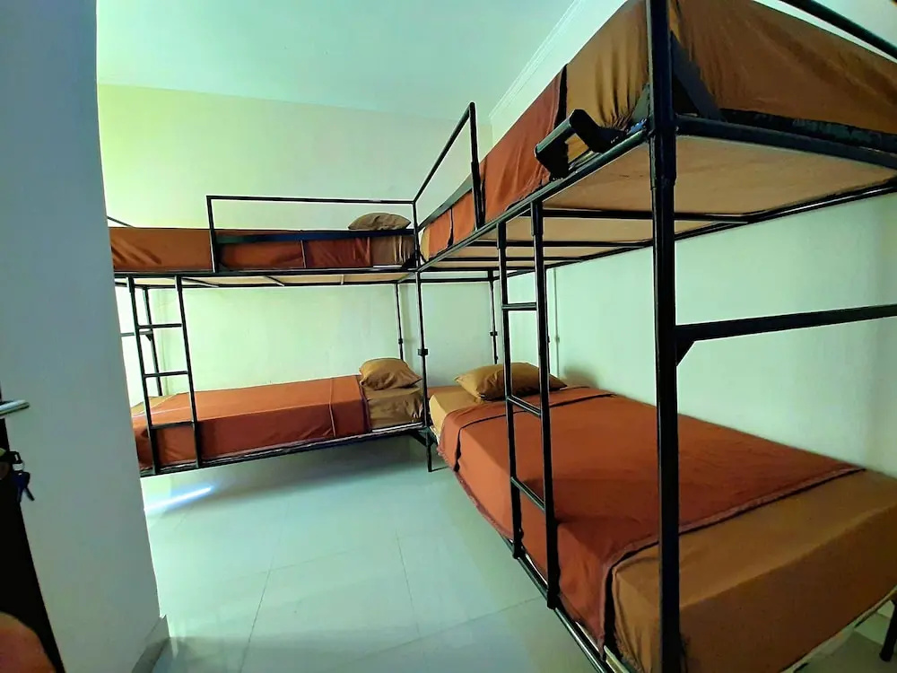 Safe House Bed and Breakfast - Hostel - Adults Ony