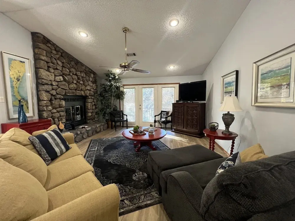 Forest view, log-sided two bedroom, two bath condo on Lake Ouachita. by RedAwning