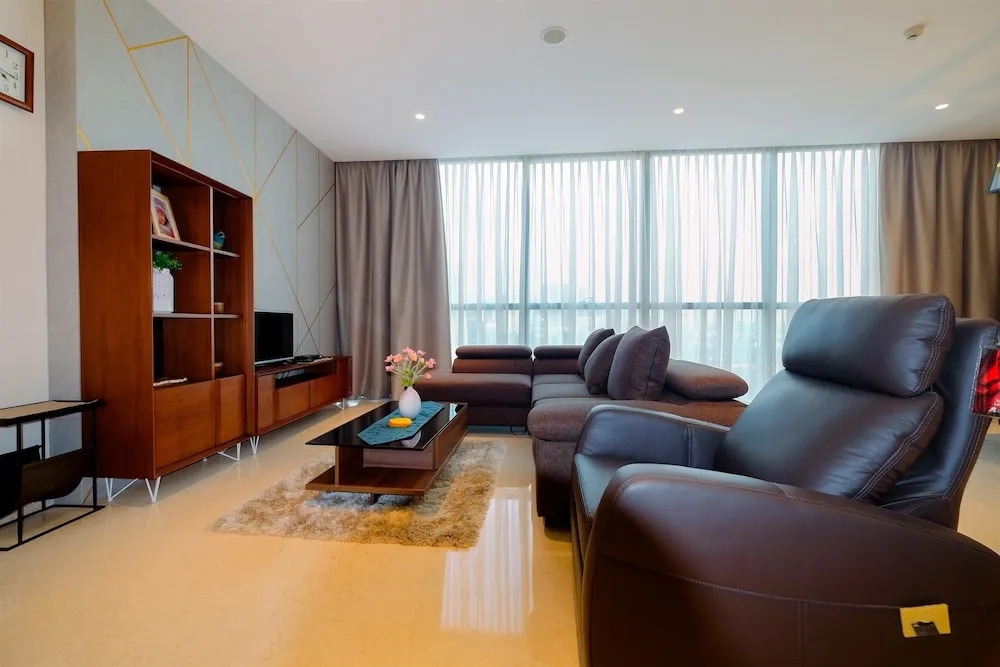 Classy 2BR Casa Domaine Apartment with Maid Room By Travelio