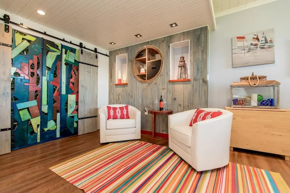 Barefoot Bungalow Gracing the shores of Lake Simcoe, a wonderful family cottage!