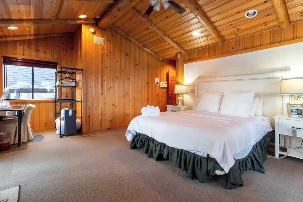 Shoreline Lakehouse by Avantstay Majestic Lakefront Cabin w/ Hot Tub & Fire Pit!