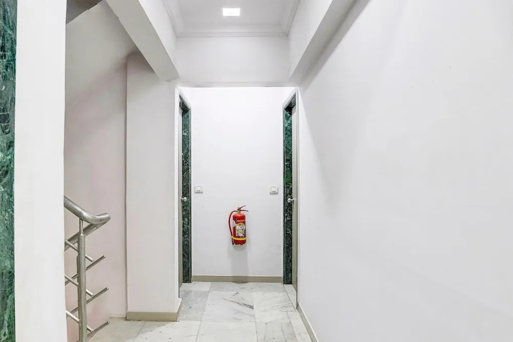 Cozy Deluxe Room Near Juhu Beach Mumbai