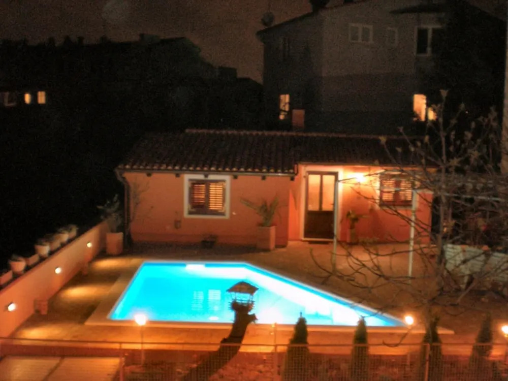 Nice Bungalow With Shared Swimming Pool and Enclosed Garden With Bbq, Pula 5 km Away