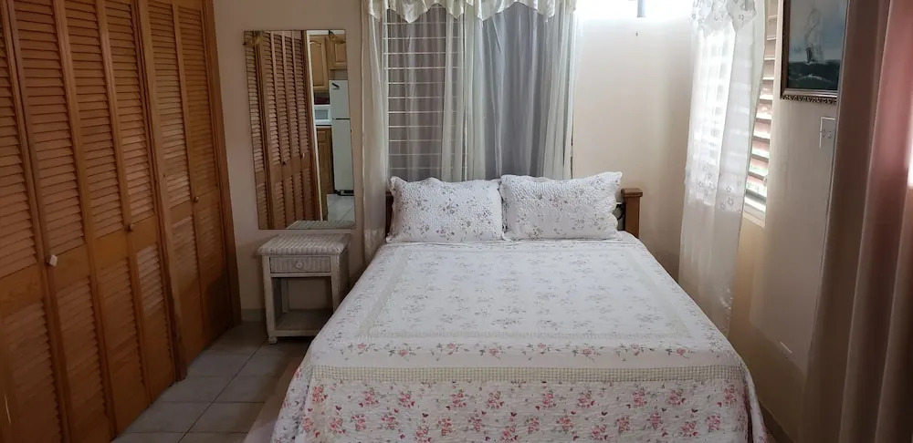 The Greenside Cottages - Private Tropical Garden - Residential area 5 mins from the beach