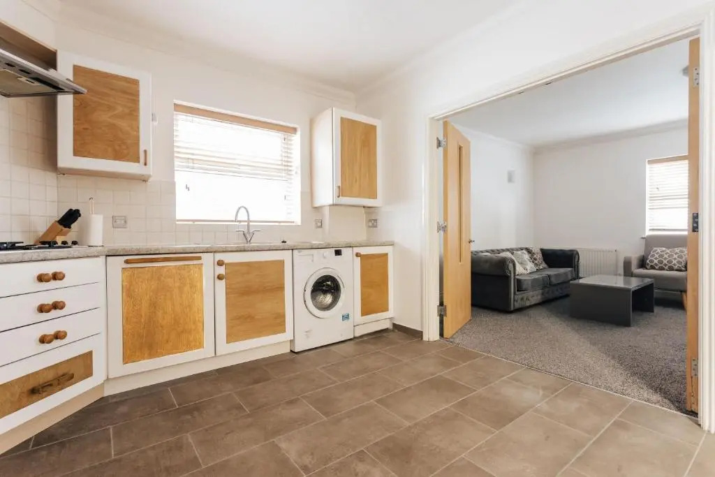 Spacious 2 bedroom flat near beach and town centre